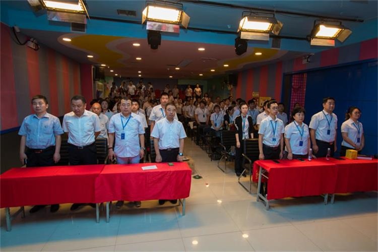 唱国歌2.jpg 凝聚力量,再创佳绩--辽联集团隆重举行半年总结表彰大会