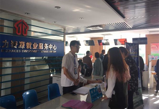 参加辽阳招聘会.jpg 做招聘,我们是认真的----参加营口、辽阳地区2017秋季大型招聘会