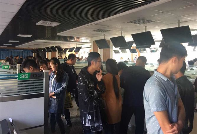 辽阳秋季人才招聘会现场.jpg 做招聘,我们是认真的----参加营口、辽阳地区2017秋季大型招聘会