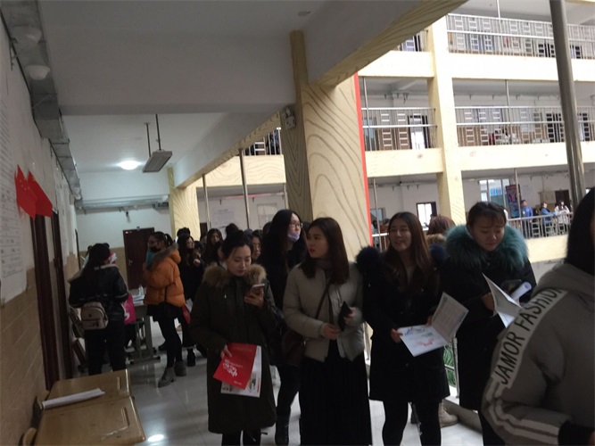 长春光华学院招聘会现场.jpg 百校千企建联盟 精准对接促振兴