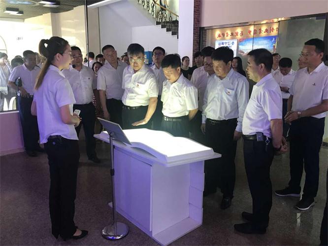 各位领导在体验虚拟翻书.jpg 各位领导在体验虚拟翻书.jpg