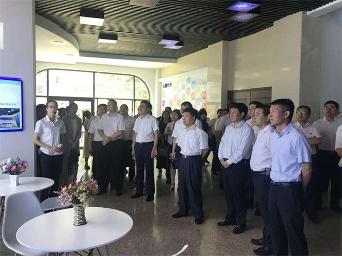 领导们在认真听孵化基地的简介.jpg 领导们在认真听孵化基地的简介.jpg