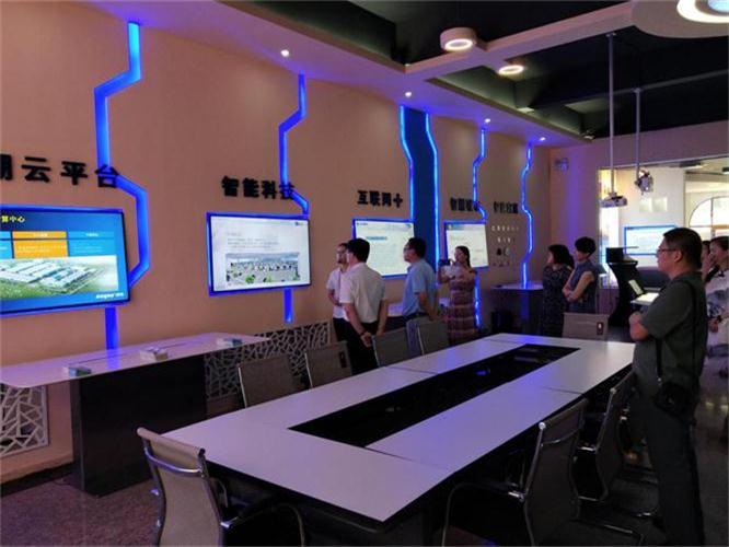 领导了解入驻企业项目情况.jpg 领导了解入驻企业项目情况.jpg