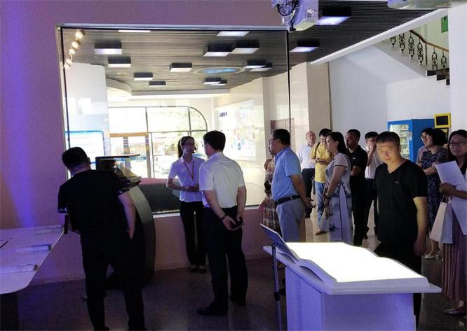 领导参观智能家居、全息技术.jpg 领导参观智能家居、全息技术.jpg