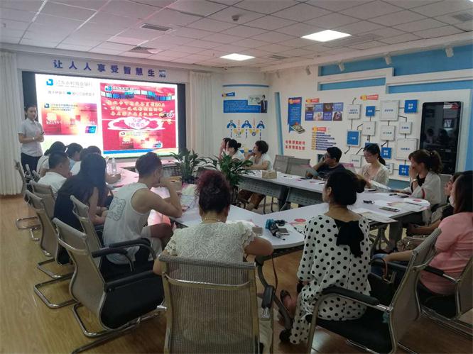 特邀联盟单位--辽东农商银行业务人员进行业务的宣传.jpg 特邀联盟单位--辽东农商银行业务人员进行业务的宣传.jpg