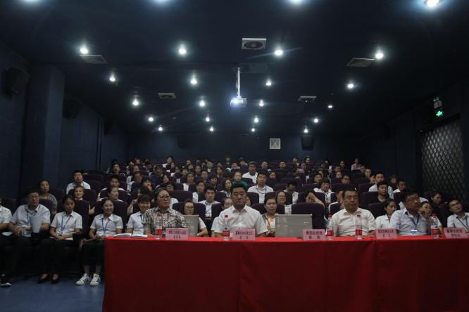 认真聆听的评委和观众.jpg 认真聆听的评委和观众.jpg