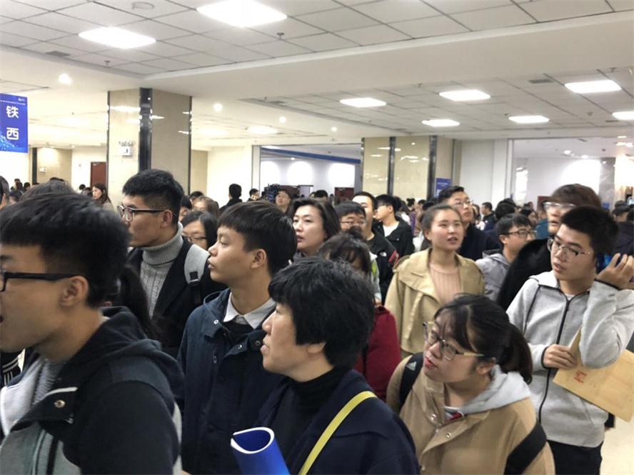 招聘会现场气氛热烈.jpg 伯乐识良马 “明”企觅贤才