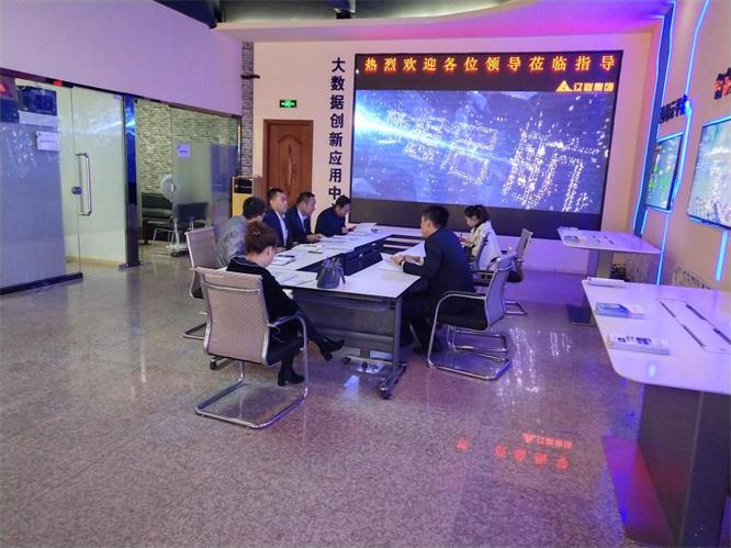 领导查看申报材料.jpg 领导查看申报材料.jpg