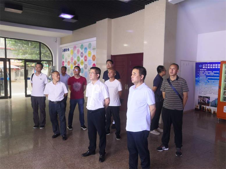 常务副县长王苏龙一行参观辽联服务外包公司.jpg 常务副县长王苏龙一行参观辽联服务外包公司.jpg