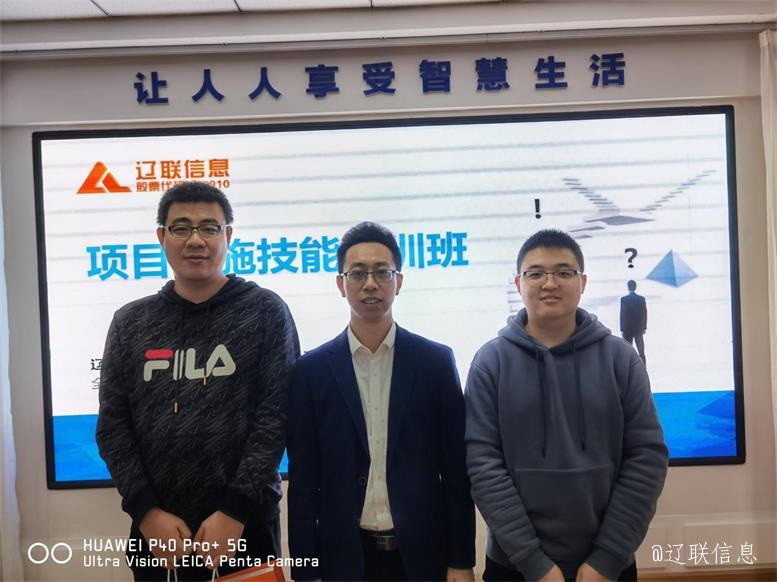 观察组领导为第一名颁奖.jpg 观察组领导为第一名颁奖.jpg