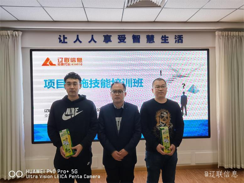 观察组领导为第三名颁奖.jpg 观察组领导为第三名颁奖.jpg