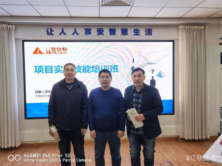 讲师侯振兴为第四名颁奖.jpg 讲师侯振兴为第四名颁奖.jpg